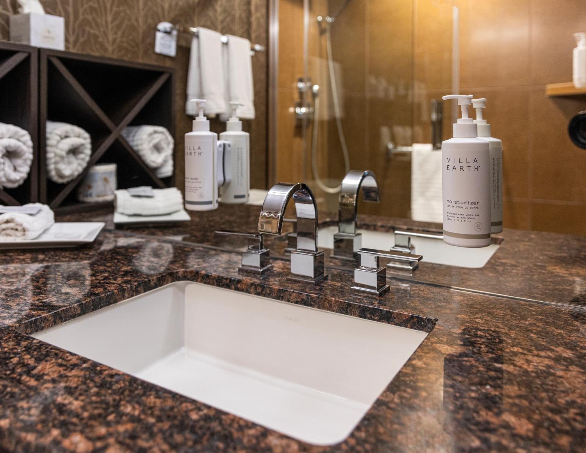 Hotel Blackfoot YYC Екстериор снимка